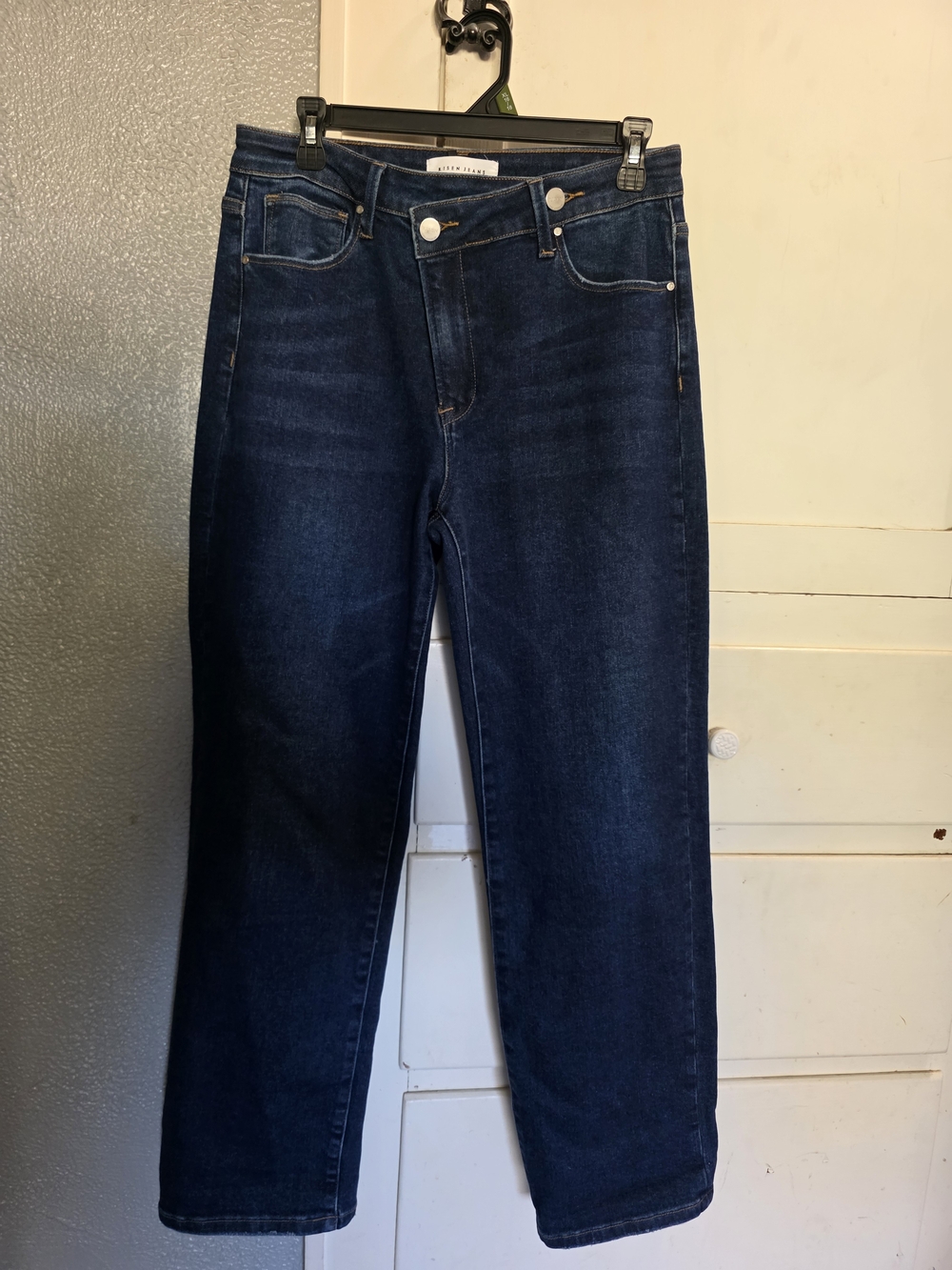 Women's Straight Leg Jeans in Dark Blue - Classic High-Rise